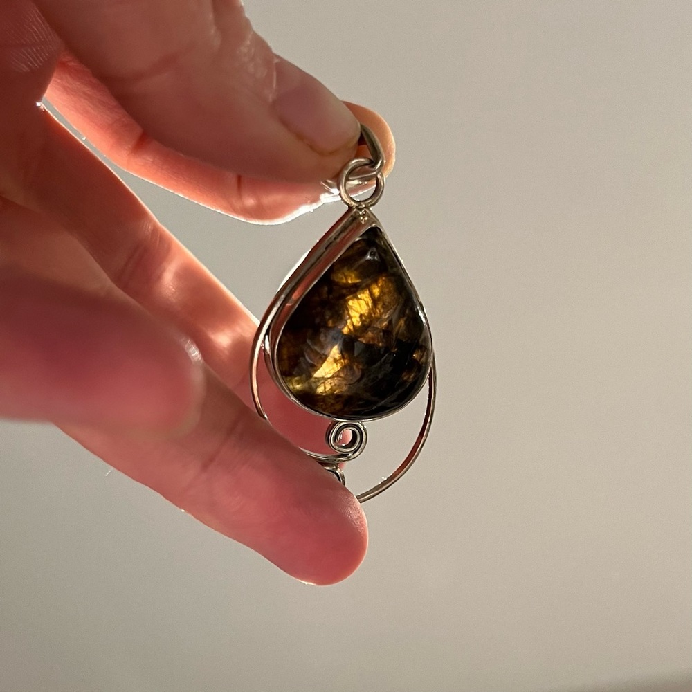 NWOT - BEOTHUCK Labradorite Sterling Silver Teardrop Pendant - Corner Brook, NL.